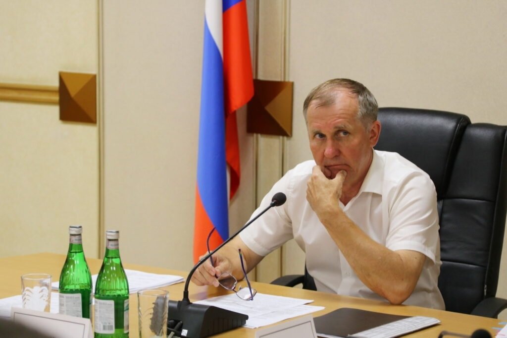    В Брянске супермен Антошин и его оруженосец Семенов убрались у «казенного дома» avchernov