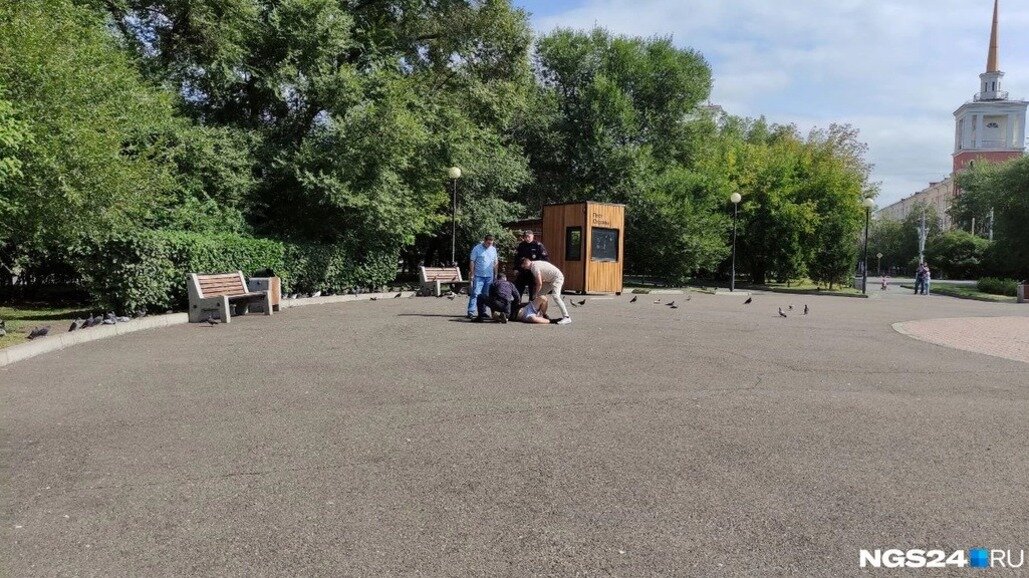     В Красноярске подростка задержали на Красной площади за то, что он перевернул портреты Евгения Пригожина и Дмитрия Уткина на стихийном мемориале.