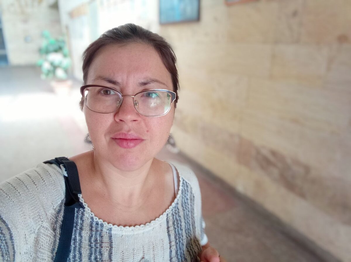 Это я на вокзале красуюсь, в то время как муж мой троих сопливых детей пестует. Святой он человек, я всегда это говорила. 