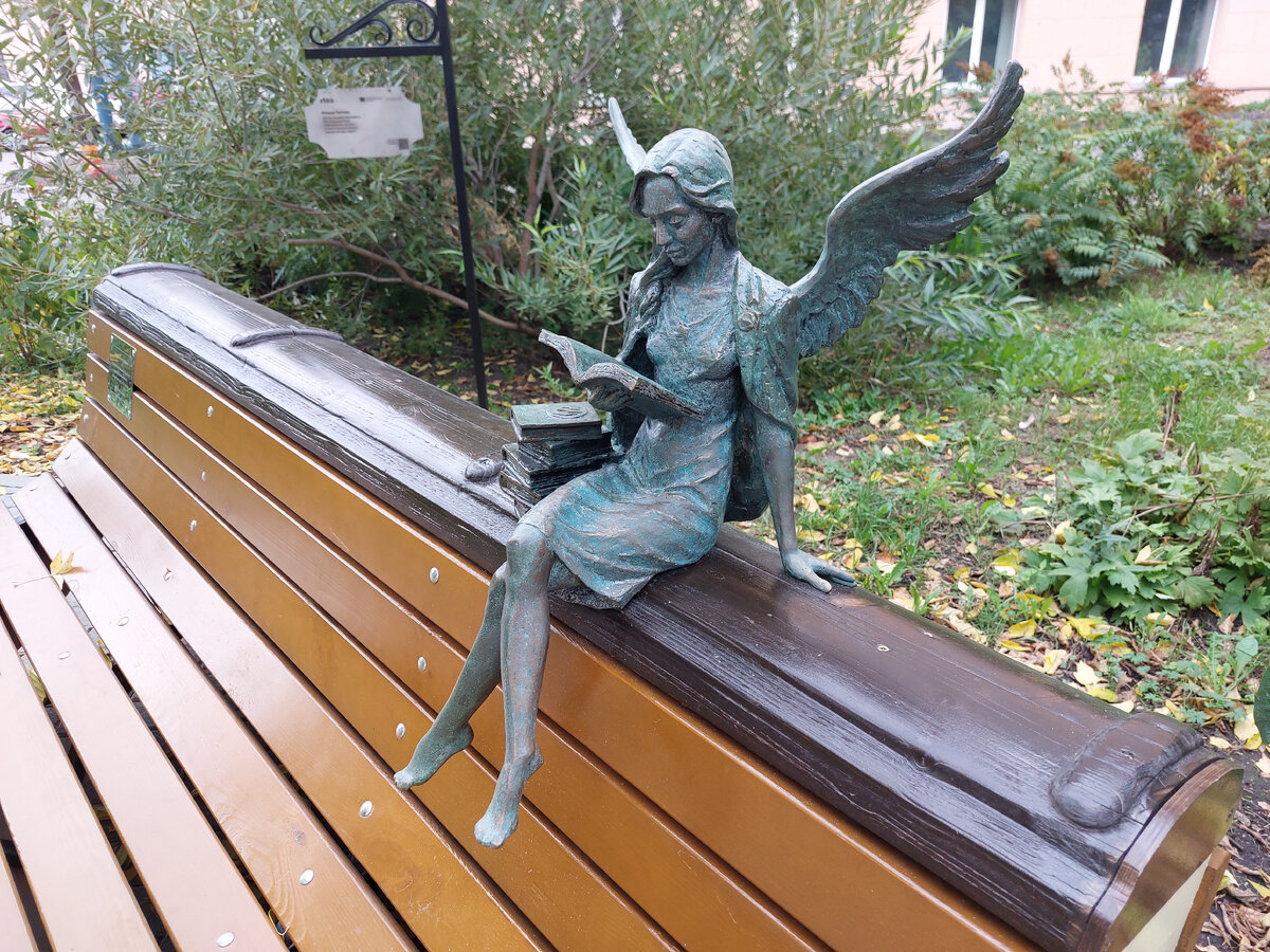 Арт-объект "Муза, окрылённая чтением" (Челябинск, Проспект Ленина, 60)