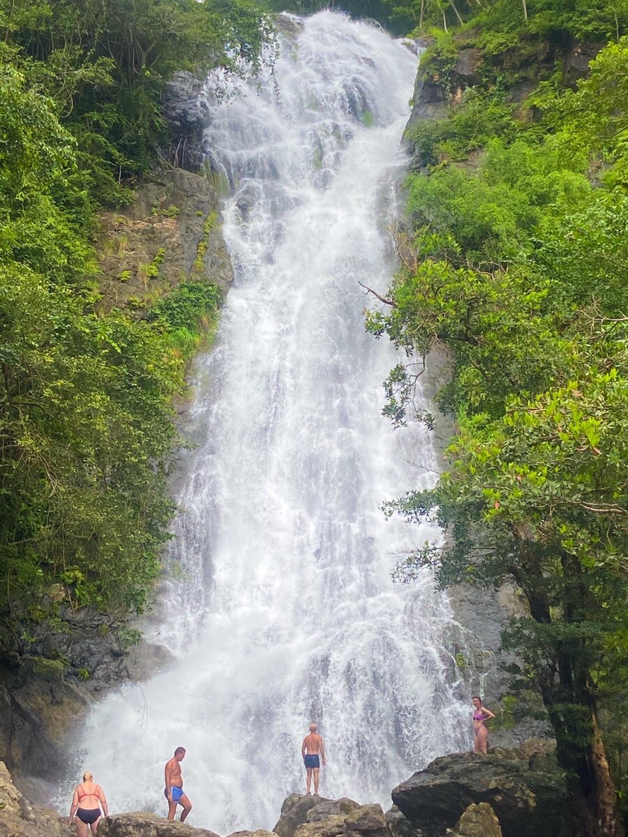 Zipline над водопадами в Тайланде