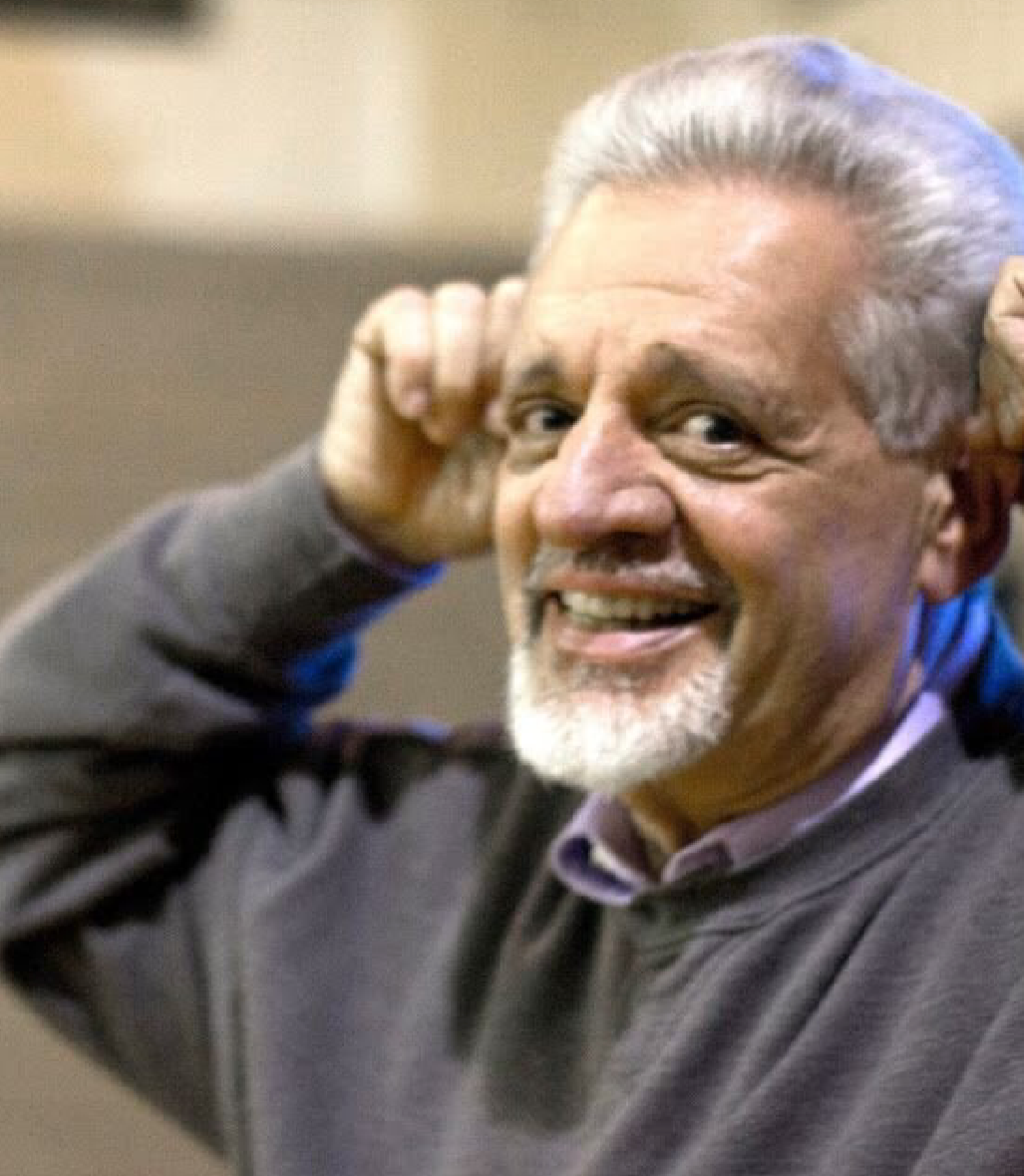 Основоположником гимнастики для мозга считается Пол Э. Деннисон. В начале 1980-х годов д-р Пол Э. Деннисон и его жена и соавтор, Гейл Э. Деннисон, создали образовательную кинезиологию (Edu-K) – расширенное обучение через движение. Деннисоны тогда жили к Калифорнии, и Пол работал в Центре группового обучения для неуспевающих «Долина» , где он в течение 20 лет помогал детям и взрослым. Наблюдая за детьми, Пол пришел к выводу, что дети «учатся не только головой». Он разработал простые и эффективные упражнения, которые обеспечивают синхронизацию двух полушарий и облегчают (ускоряют) процесс обучения. Эти 26 упражнений Пол Деннисон назвал Brain Gym® (Гимнастика Мозга).