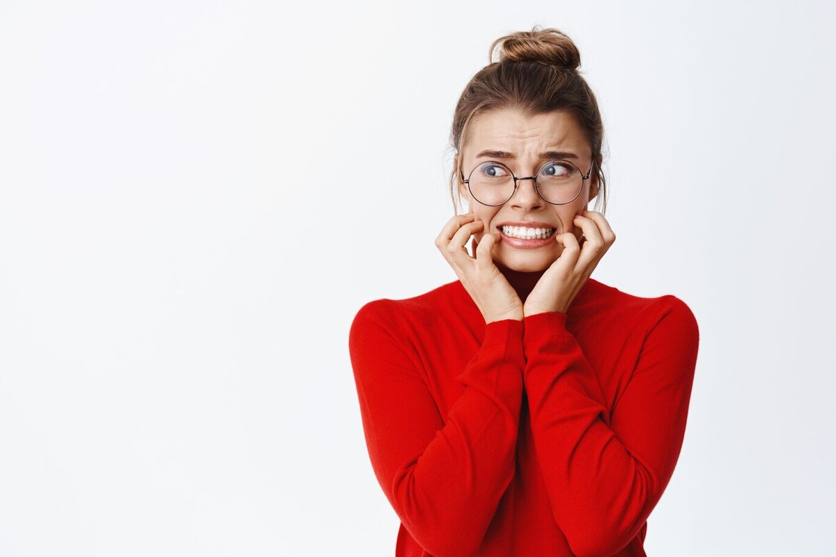 <a href="https://ru.freepik.com/free-photo/portrait-of-scared-businesswoman-biting-fingernails-and-looking-left-frightened-panicking-and-staring-with-fear-at-copy-space-standing-against-white-wall_19294247.htm#query=%D1%8D%D0%BC%D0%BE%D1%86%D0%B8%D0%B8&position=41&from_view=search&track=sph">Изображение от cookie_studio</a> на Freepik