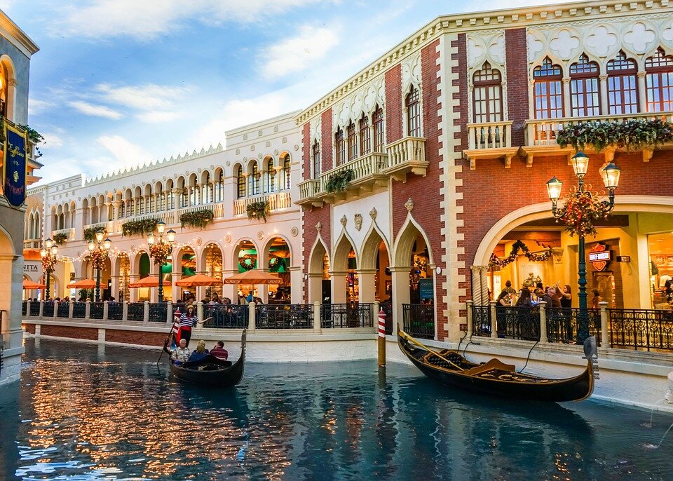 Гондольеры возят гостей отеля Venetian под куполом, имитирующем открытое небо.