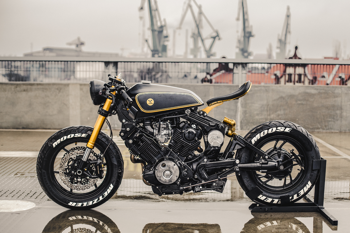 CB 400 Cafe Racer с пилотом