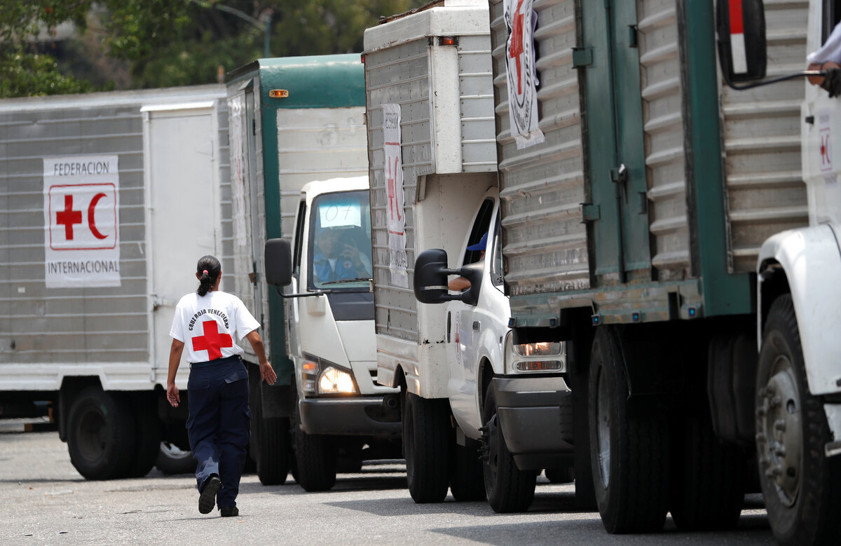 Грузовики с гумпощью в Венесуэле / Reuters