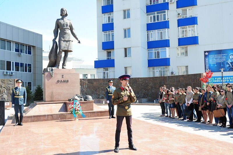 Мфц на молдагуловой. Астана памятники Алии Молдагуловой. Памятники Алии Молдагуловой в Москве.