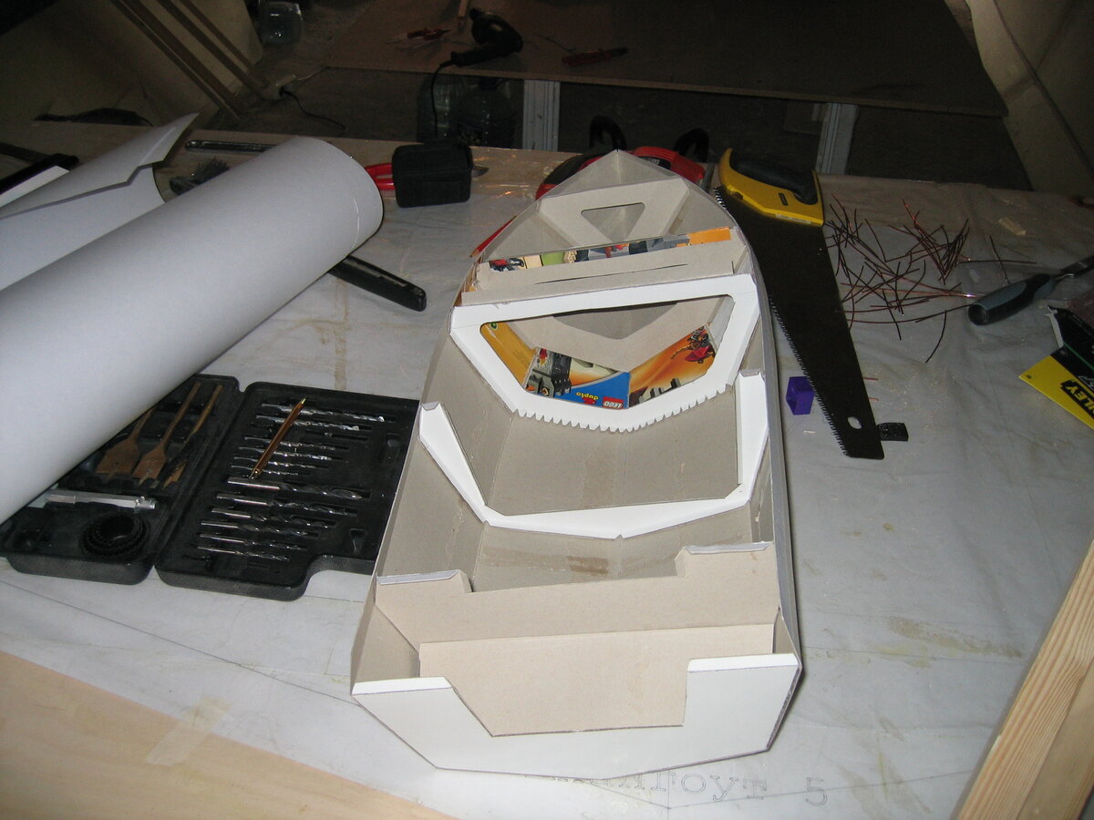 Модель лодки склеенная из картона.