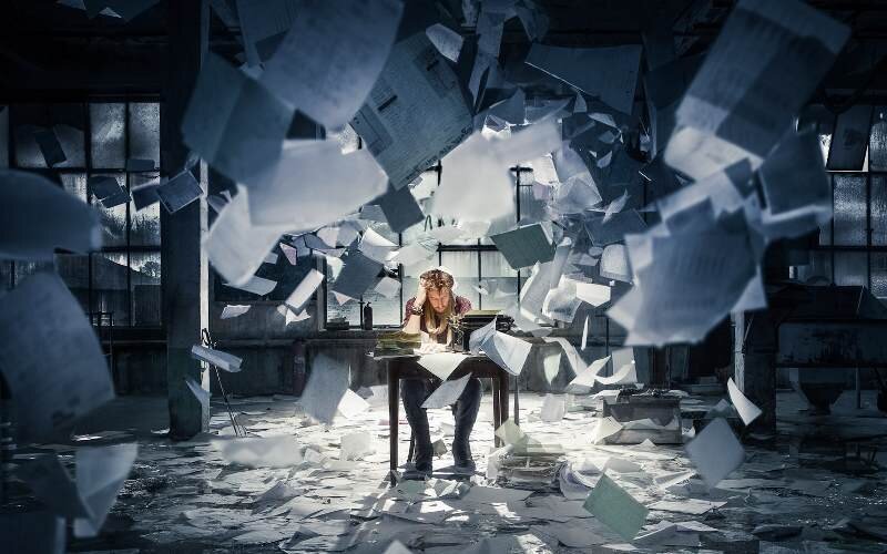 Screenwriter. Сценарист. Писатель за работой арт. Сценарист за работой. Сценарист в работе