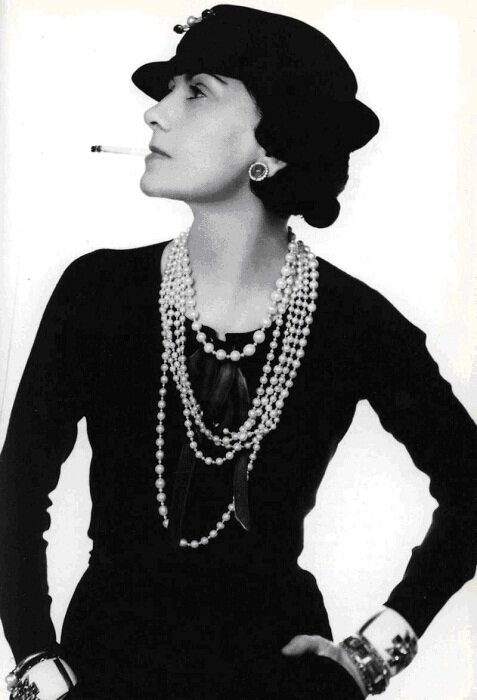  
Легендарные черные платья в кино - союз звезды и дизайнера
19 августа 1883 года родилась великая Коко Шанель, которая представила в 1926 году на суд публики простое черное платье. Оказалось, что ей удалось создать настоящее произведение искусства, на долгие годы ставшее эталоном элегантности и сдержанности. Годы идут, модные тенденции меняются, а ее маленькое черное платье остается по-прежнему любимым и актуальным. В кинематографе тоже широко используют уникальные возможности черного платья для придания большей выразительности образу. И некоторые картины становятся культовыми благодаря невероятно эффектным нарядам, созданным великими дизайнерами для главных героинь.


