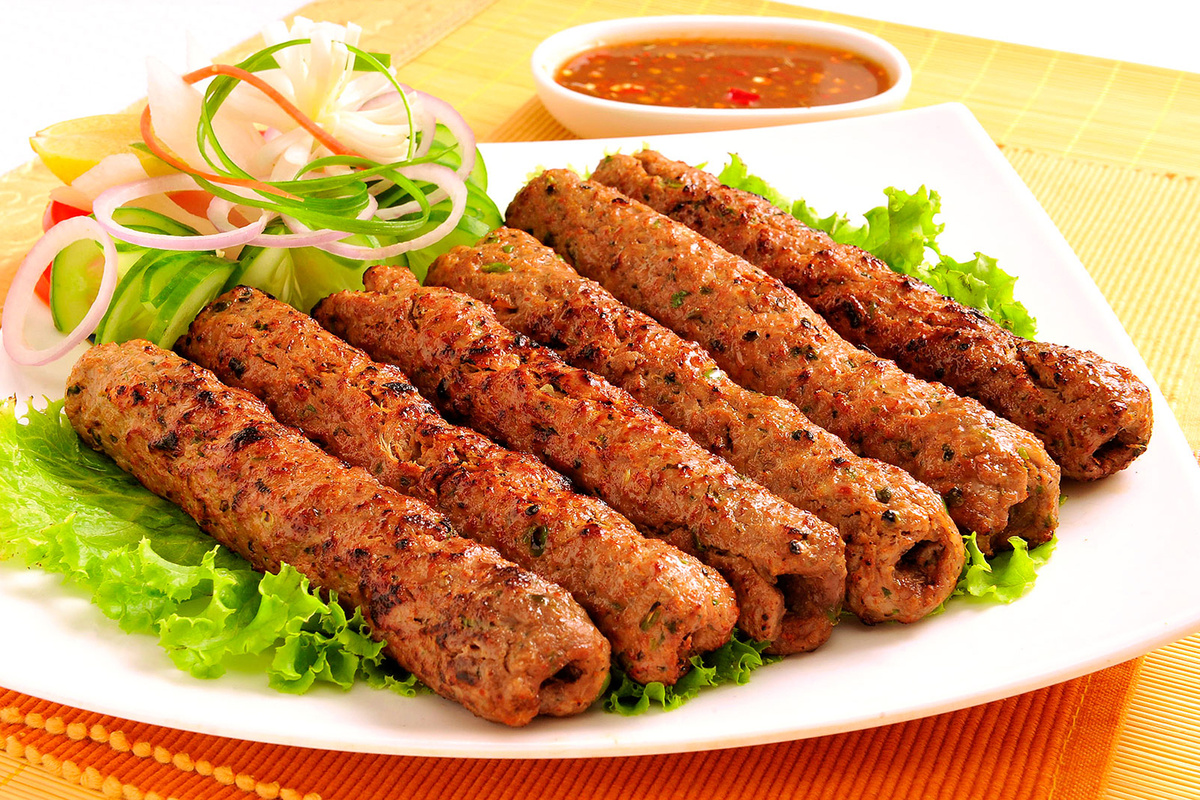 :500 г баранины:75г курдючного сала :1 яйцо:1\4ч.ложкичерного перца :лук:барбариси соль по вкусу .Мякоть баранины вместе с репчатым луком.курдючным салом с небольшим количевством барбариса пропустить через мясорубку .добавить соль.молотый черный перец.взбитое яйцо.перемешать.Над раскаленными углями сильно разогреть маленькие вертела . обернуть каждый из них предварительно разделанным на порции провернутым мясом и жарить.все время поварачивая над раскаленными углями.Готовый кебаби завернуть рулетом  в тонкий лаваш .Сверху можно посыпать мелко нашинкованным репчатым или зеленым луком и толченым барбарисом.Готовность кебаби 45 минут.Всем спасибо.Приятного аппетита