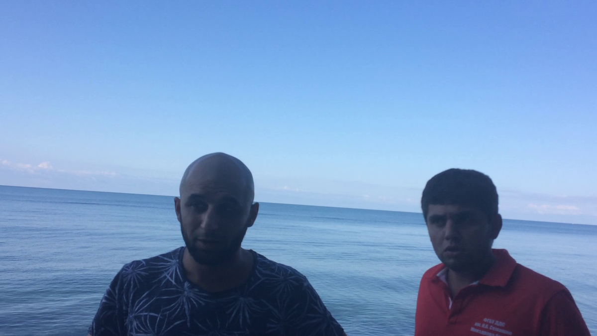 С этими хулиганами полиция тепло и с рукопожатиями  поздоровались, обнялись и ........  тихо отпустили. Скриншот с видеосъемки автора