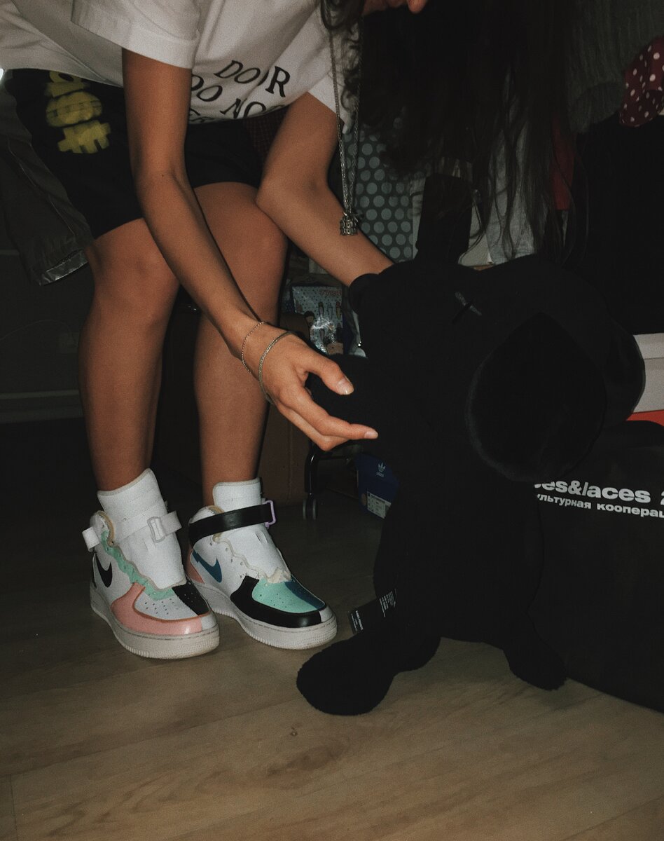 На ногах кастом NIke AF1 созданный мной при участии Mr.Stash (в том числе другом NIGO). В данном образе максимально сочетается палитра с принтом на спине футболки японского дизайнера. 