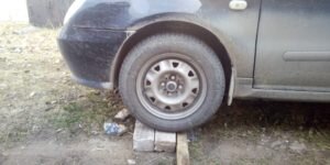 Вывешиваем сторону автомобиля на домкрат где проблема.
Заехал на кирпичи , Чтобы было повыше и поставил домкрат