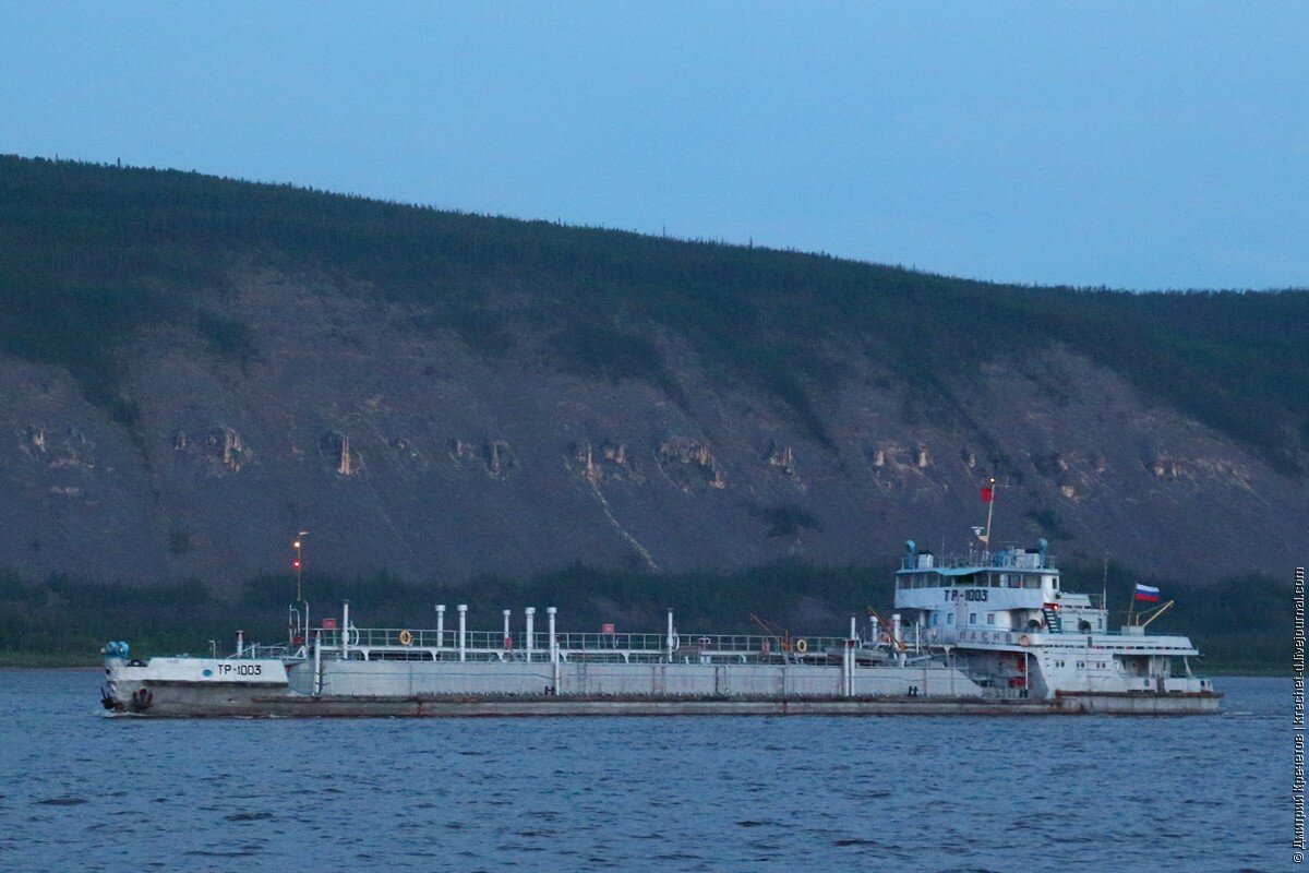 Нефтепродукты - самый распространённый груз на Лене. Этот речной танкер (ТР) везёт топливо из порта Осетрово (город Усть-Кут, станция Лена) в Якутск или ещё дальше на север.