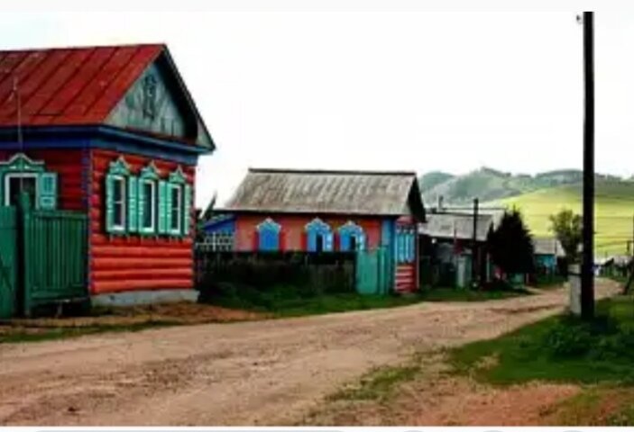 Жить в деревне одно удовольствие, потому-что есть свой дом, баня где можно помыться и хорошо попариться, имеешь свой город, а из огорода свежие овощи, ягоды, яблоня. В деревне чистый воздух и можно сходить в лес по ягоды или по грибы, можно сходить на рыбалку или пойти купаться на речку и получить удовольствие. Есть добрые соседи, который могут вам помочь, когда вы только приехали, соседи бывают очень дружелюбными.