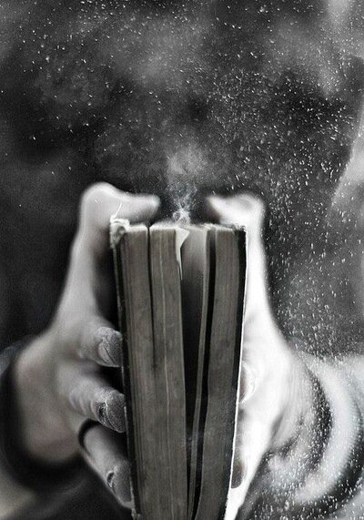 💭Вы знаете, что люди могут не вернуться? ⠀
Зажав всю волю в кулаке, Вас отпустить?
И как-то утром с мыслями, но не о Вас, проснуться
И больше Вас не ждать и не о Вас грустить.
⠀
Вы знаете, что люди могут не вернуться?
Не выдержать, свой мир сломав, Вас не простить?
И со слезами на глазах от Вас на 100 ключей замкнуться
И понимая, что нет сил, Вас навсегда забыть.
⠀
Задумайтесь, о том , что люди могут не вернуться
И могут не писать, не волноваться, могут не звонить...
И никогда...и никогда Вам к ним уже не прикоснуться...
Задумайтесь, а кто еще Вас сможет так же полюбить?
⠀