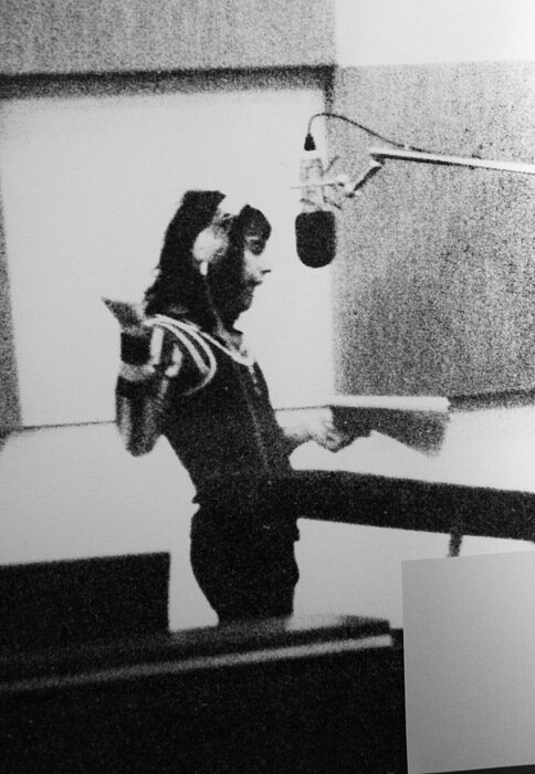 Фредди в De Lane Lea Studios, 1971, во время записи первых демо Queen. Фотограф Брайан Мэй. Источник: https://i.pinimg.com/236x/87/7d/e9/877de940cb358d901a8c6c6276d2e85f--killer-queen-queen-freddie.jpg