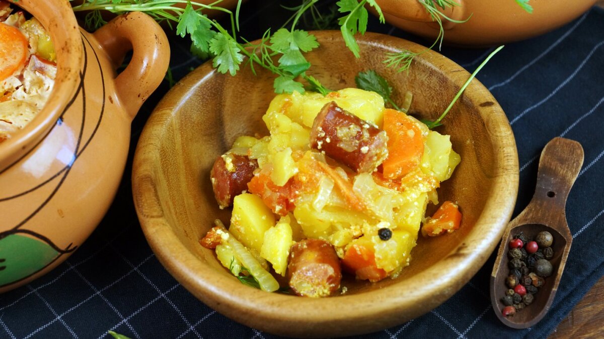 Как приготовить картофель с охотничьими колбасками в горшочках в духовке?! У нас в семье очень любят картофель, запеченный с овощами в глиняных горшочках. Поэтому готовим это блюдо в разных вариантах. Сегодня приготовим картофель в горшочках с охотничьими колбасками. Гурманы оценят!
 Приготовление: 80 мин. Порции: 4
 