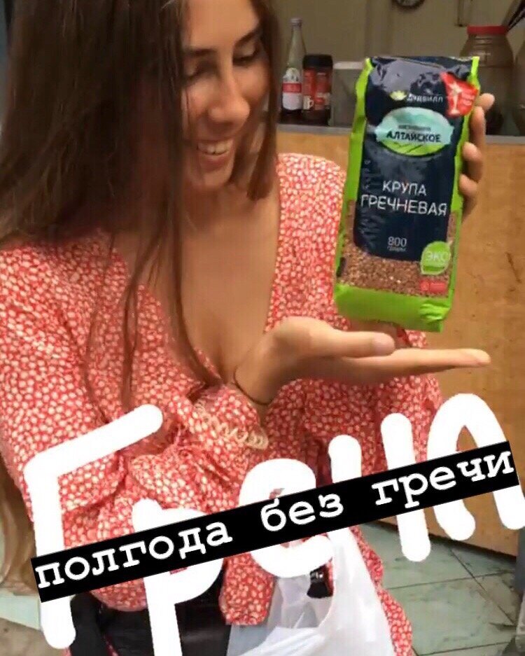 На фото видно мое счастливое лицо, когда я открываю долгожданную посылку. 
