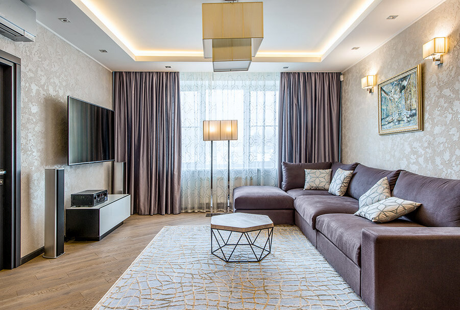 1. Гостиная-столовая. Площадь — 37,5 м². Диван — Reid Chaise Sectional (Россия). Торшер, бра — Flos, коллекция KTribe Soft (Италия)