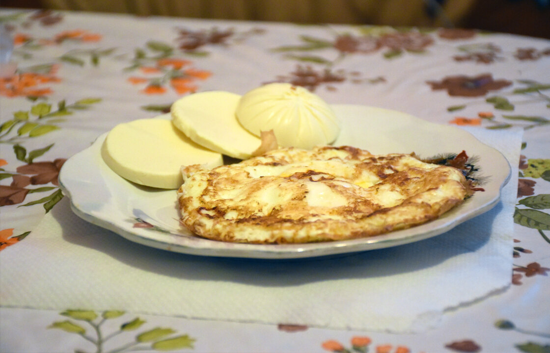 Высокобелковая яичница с колбасным сыром - отличный вариант для завтрака