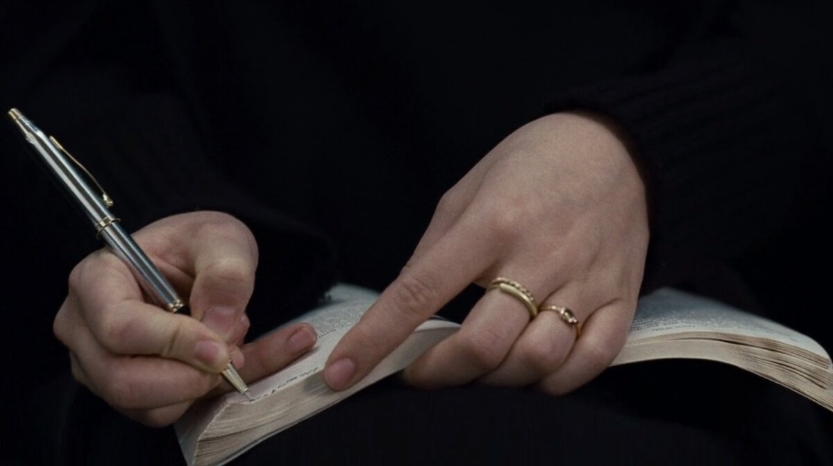 
Спокойный осенний вечер. Ты сидишь в уютном кафе, наполненного терпким ароматом свежезаваренного кофе. Огромные витрины магазина напротив пустуют, и люди медленно снуют по одиноким улочкам. После каждого дуновения ветра  желтые листья вздымаются и снова ложатся на холодный асфальт. Ты лениво оглядываешься вокруг и видишь влюбленную парочку. Улыбаешься и встречаешься взглядом с бариста , который приветливо машет тебе рукой. Едва слышно заиграли музыкальные колокольчики при входе нового посетителя. Легкий озноб проходит по всему телу и бодрит дух. Слышны приглушенные гудки автомобилей и лай бегущей на поводке собаки. Хозяйка едва поспевает за своим питомцем,укутываясь в теплый шарф. Проходит час за часом,а ты все сидишь в одиночестве, мечтаешь, наблюдая за всем,что происходит вокруг, спокойно и умиротворенно...

3 ноября 2017 г.