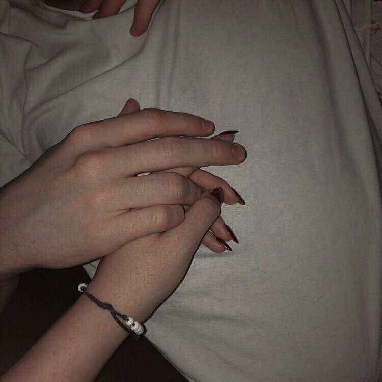 Виртуальные деньги и информационные технологии создают адекватную технологическую форму для сращивания денег «в узком смысле слова» и капитала в мировом масштабе, рождая виртуальный капитал, который в отличие от фиктивного капитала XIX - середины ХХ в. является глобальной виртуальной сетью и функционирует стихийно, а потому лишь частично подконтролен национальным и наднациональным государственным структурам. Им владеет «виртуальный» круг хозяев современного корпоративно-сетевого рынка.