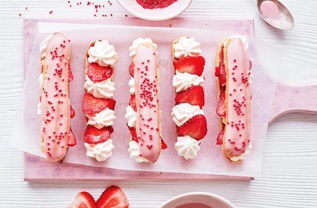 Домашние эклеры со сливками и клубникой.