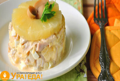 Слоеный салат с курицей, грибами и ананасами в виде торта