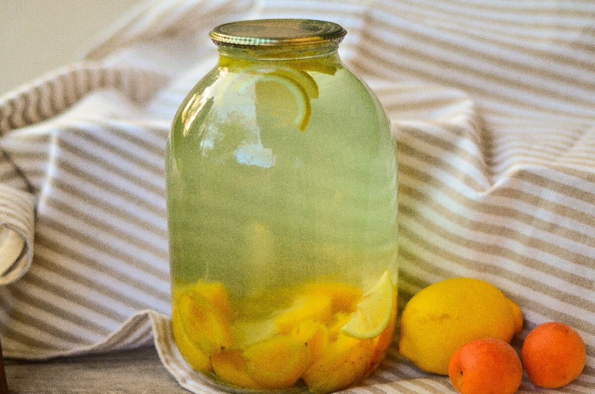 Лимонную кислоту добавляют в компот. Компот из абрикос. Абрикосовый компот. Компот из абрикосов и лимона. Компот из абрикосов на зиму с лимонной кислотой.