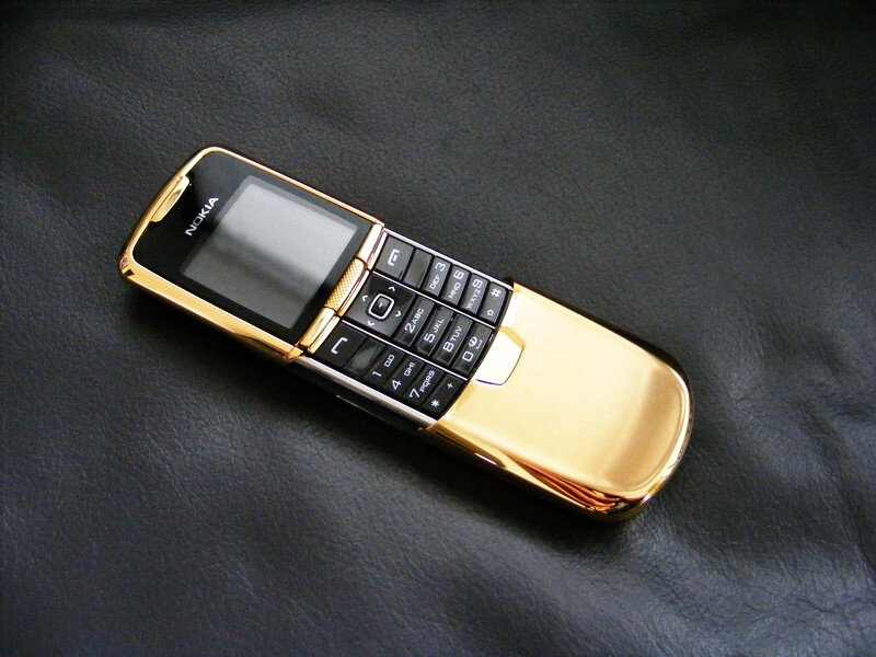 Да, это золотой Nokia 8800, но он не самый дорогой телефон)