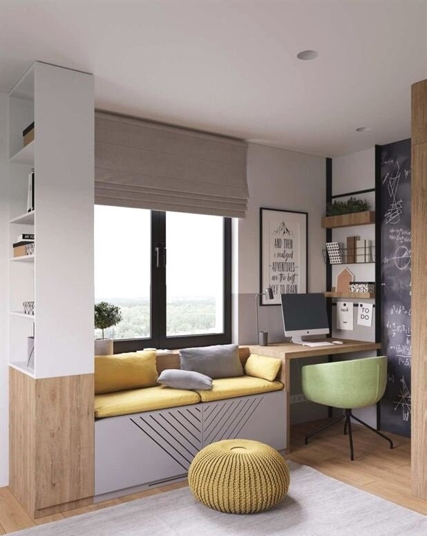 Ооооочень крутая задумка у окна. Рабочая зона не большая, можно сесть рядом, почитать книгу или просто отдохнуть.