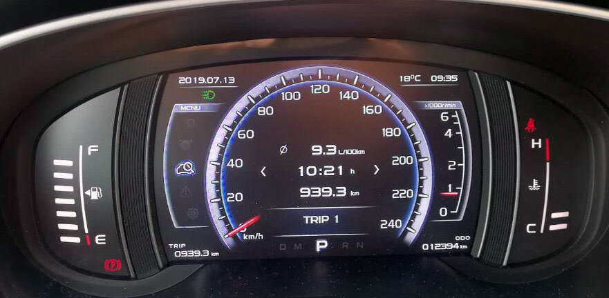 Данные расхода после почти 1000-километрового перегона по трассе. Это расход с учетом средней скорости в 102 км/ч. Старался держать скорость около 140 км/ч, но при этом приходилось останавливаться при ремонтах дорог, реверсном движении, сбрасывать скорость в деревнях.