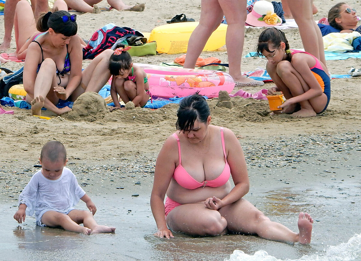 Мама после пляжа. На пляже купание. Женщины на пляже в Анапе. Анапа пляж. Полные дети на море.