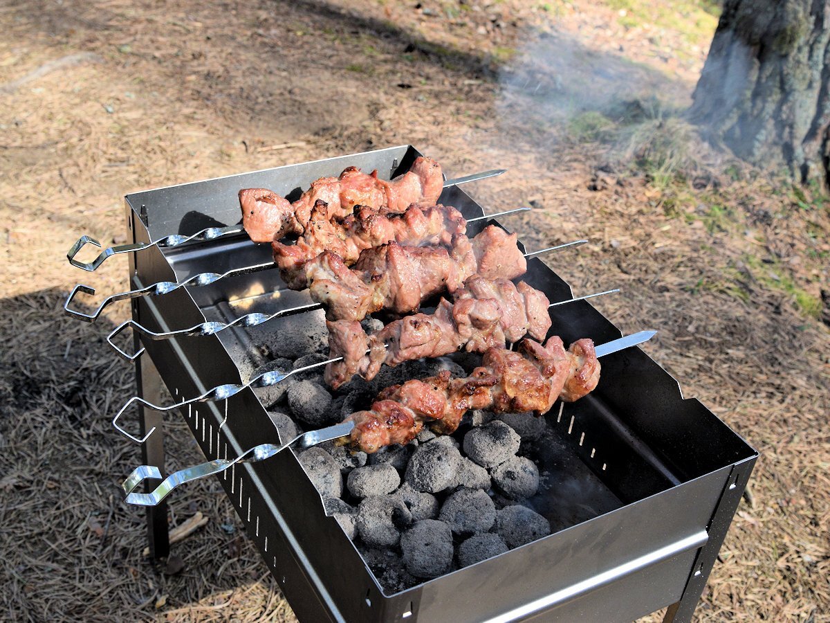 Мясо на шампуре. Красивый шашлык. Шашлык на углях. Шашлык на мангале. Жареный шашлык.