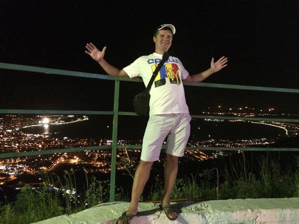 Супруг, набережная Геленджика имеет форму подковы. 650 метров над уровнем моря