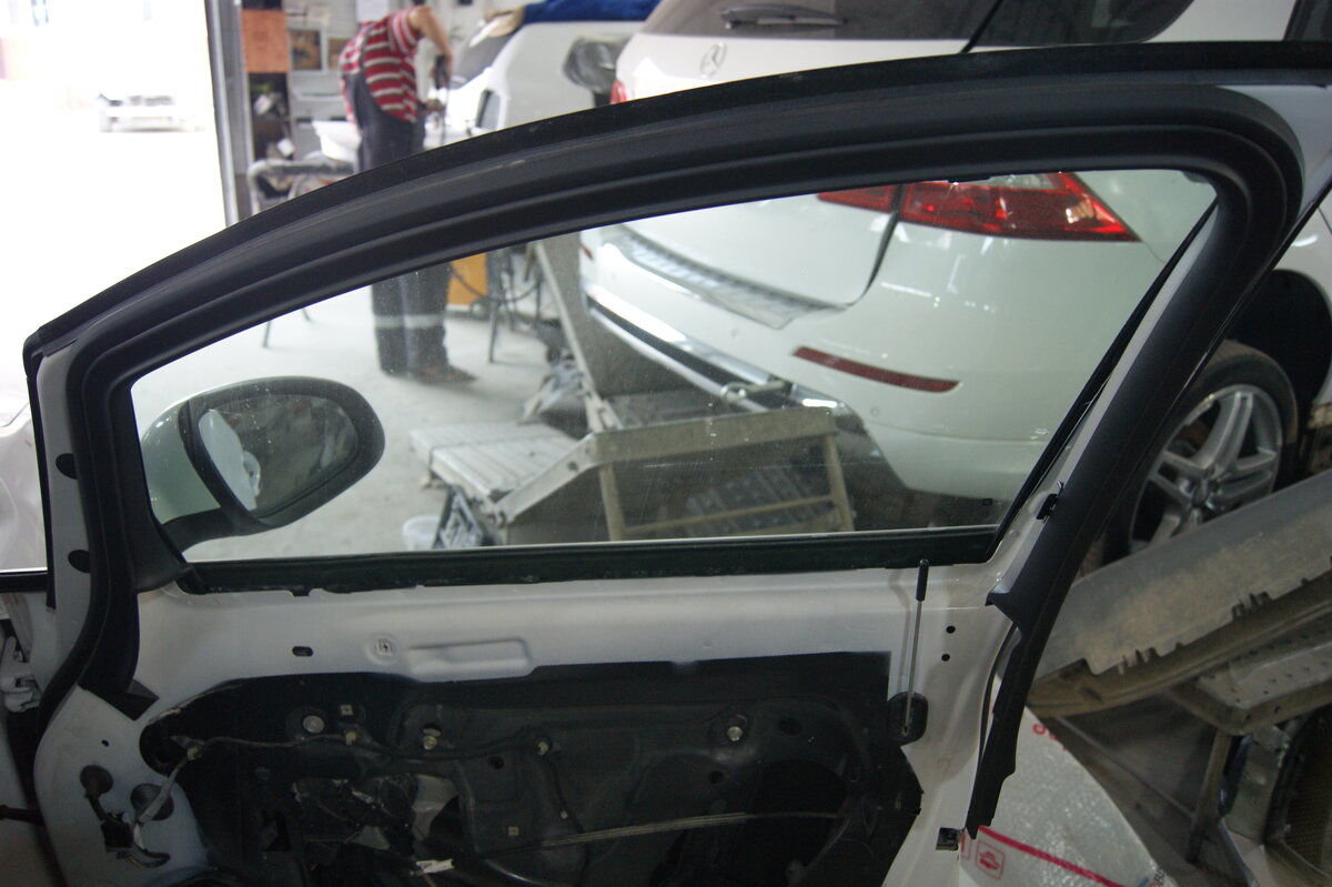 Подготовленная дверь для снятия зеркала.