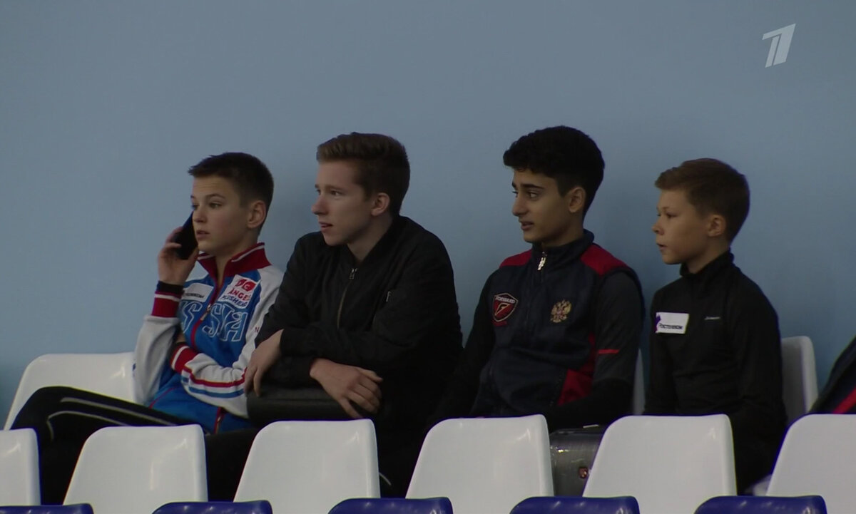 Некоторые мальчики решили понаблюдать за прокатами наших красавиц. 