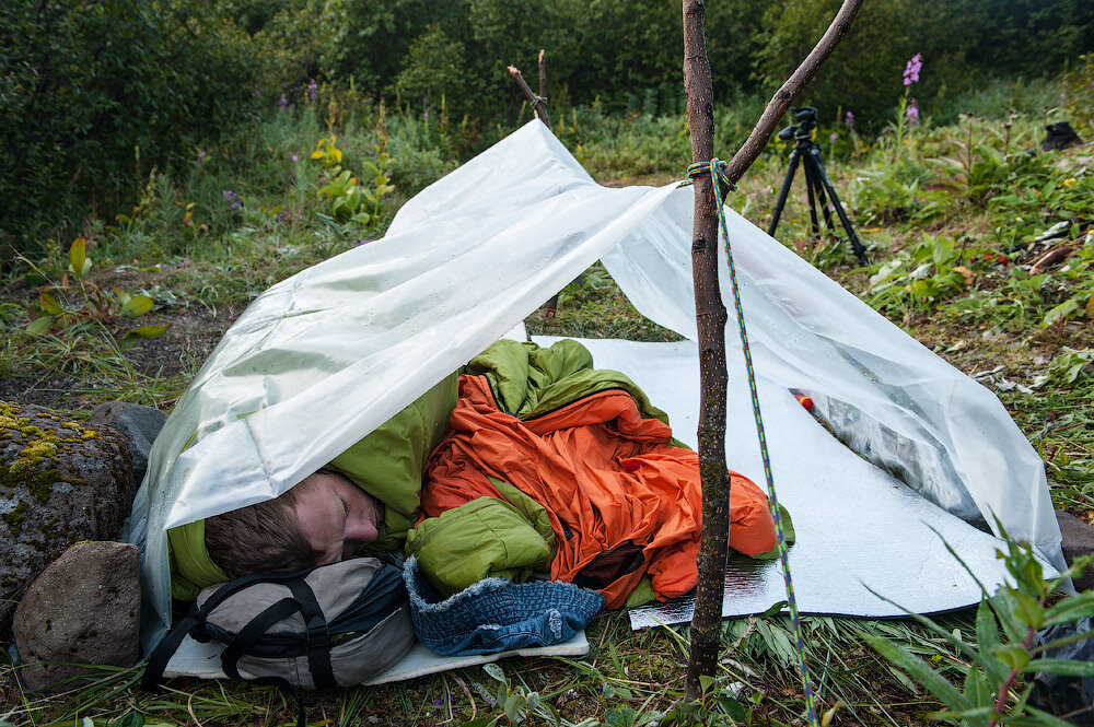 Палатка в холодную погоду. Ужасная палатка. Палатка лес дождь. Дождливый лес с палаткой. Сломанная палатка.