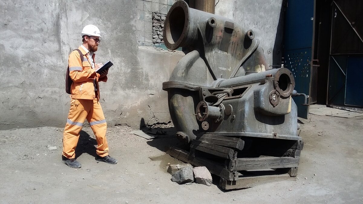 Николай Старообрядцев проводит обследование экспериментальной установки по производству пространственной захламлённости. 