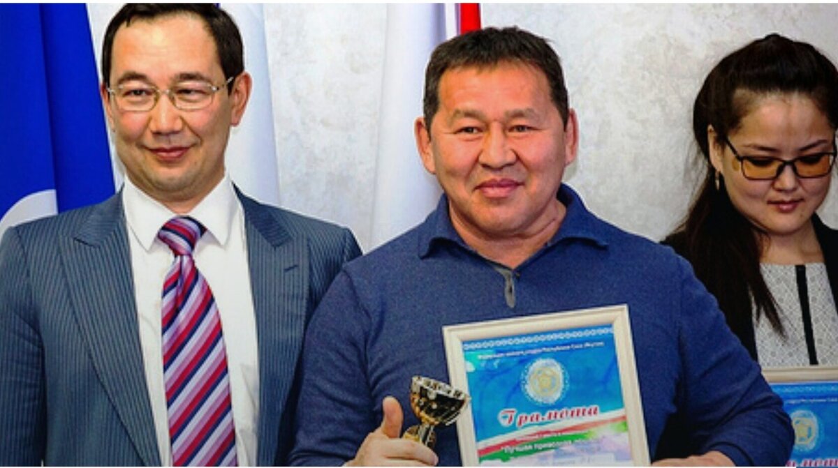 Румянцев( посередине с рюмкой)