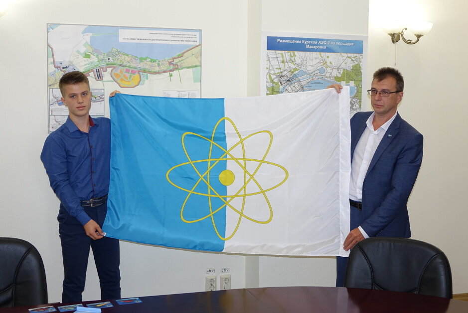 Денис Кашин получает флаг города из рук мэра