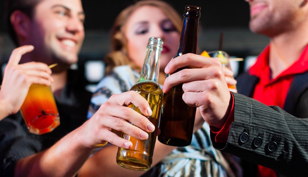 Что пьют в баре. Праздник с алкоголем. Пьянка в баре. Бухают в баре. Бар пьют алкоголь.