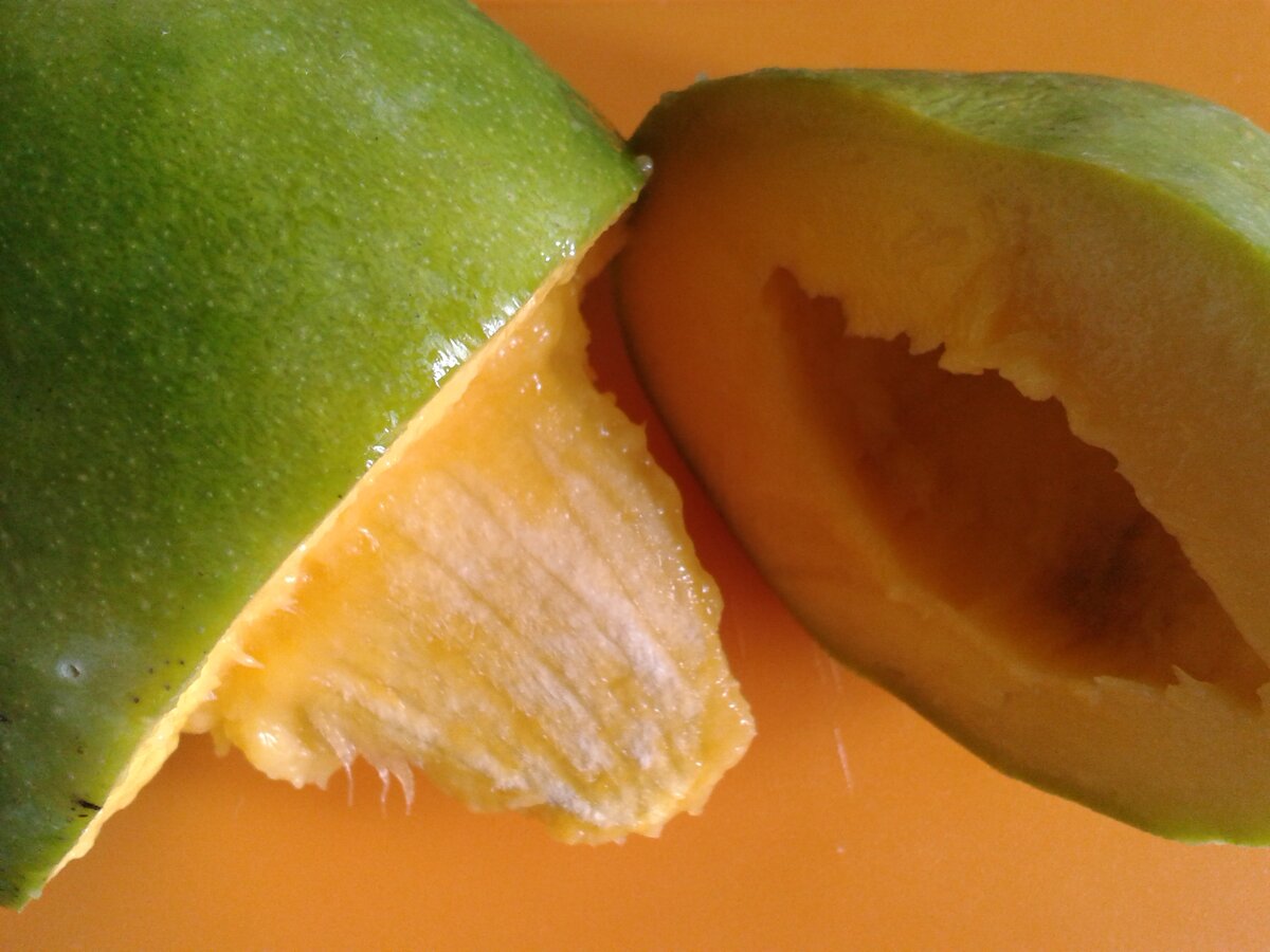Манго фрукт с косточкой