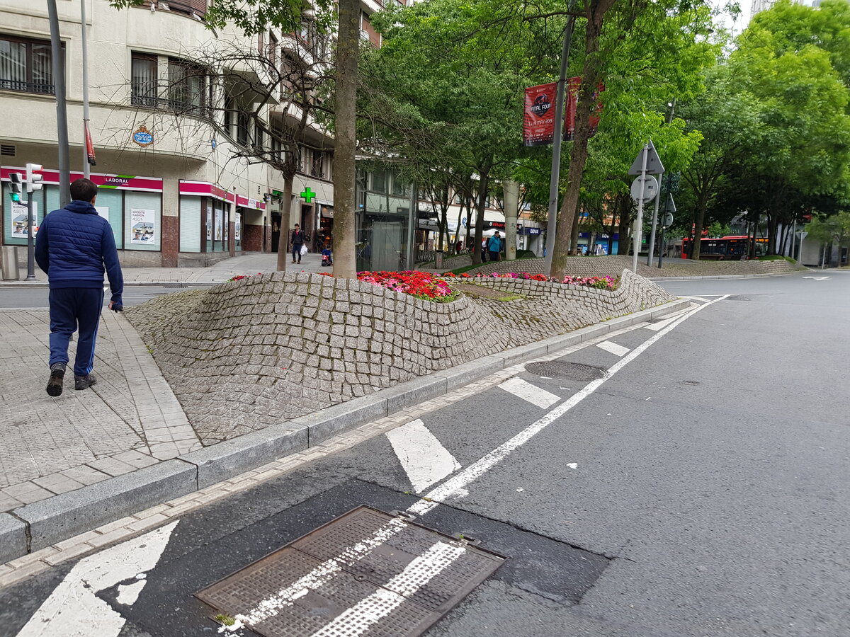 Испания. Бильбао. Площадь Забальбуру