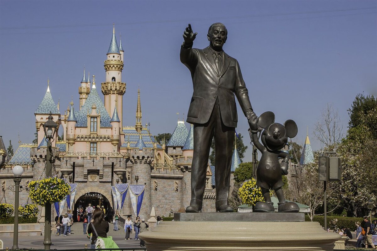 Статуя "Партнёры" в парке Disney World