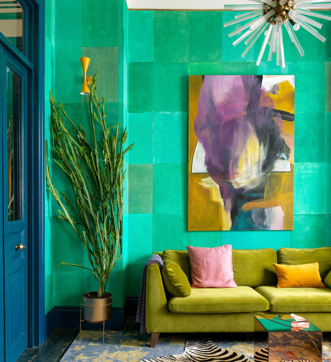 Гостиная. Диван, IKEA; журнальный столик, AYTM; люстра, Arteriors; бра винтажные; картина Николая Моргунова D/2.1 из галереи Art Brut Moscow.