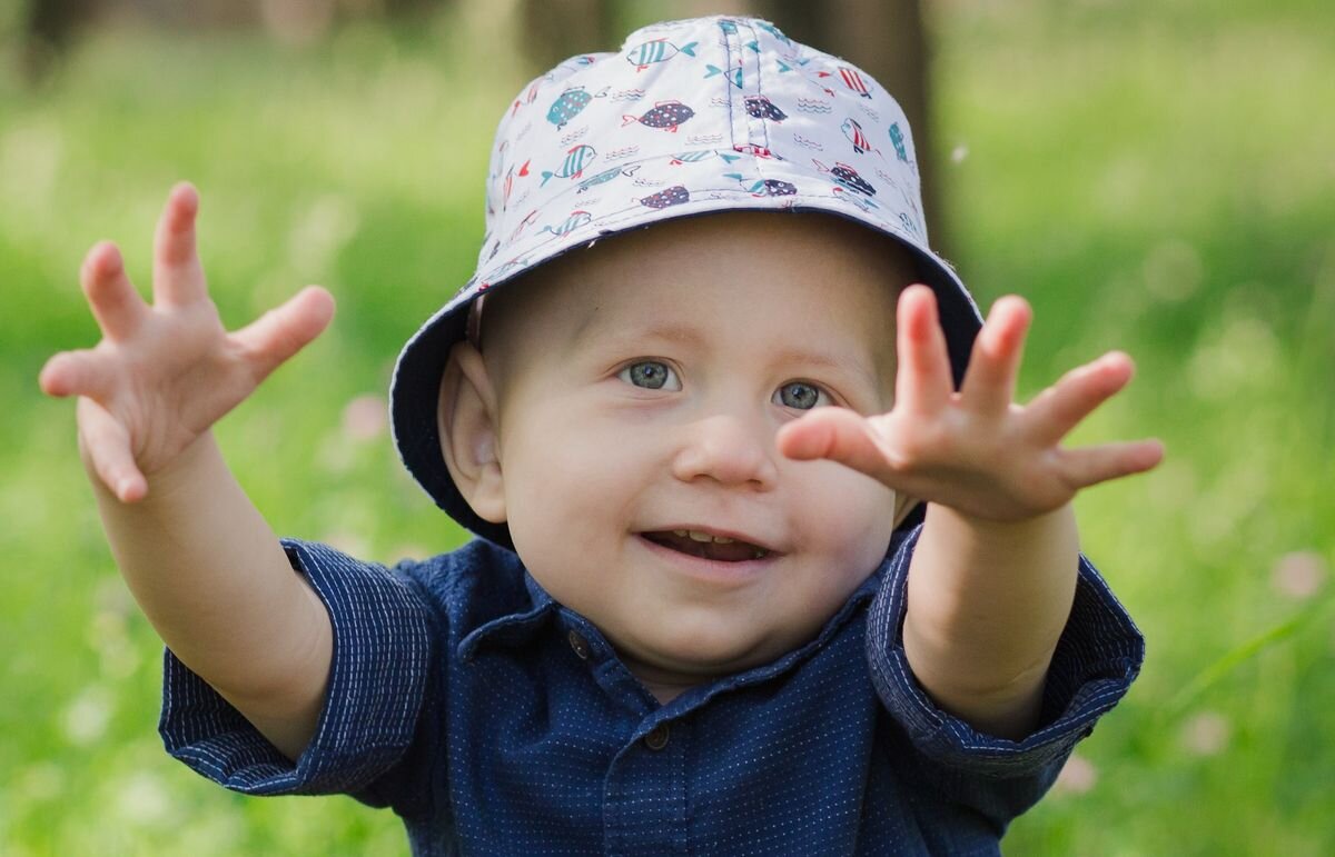 Потешки являются настоящей находкой для самых маленьких детей. Их язык прост и легкодоступен для восприятия, родители могут использовать их в течение всего дня, проговаривая привычные действия. Детские потешки очень благоприятно влияют на режим ребёнка. С их помощью малыш учится умываться, кушать, собираться на прогулку, засыпать и знакомится с бытовыми предметами. Например, чтобы ребёнку было проще запомнить последовательность умывания, родители могут использовать простую потешку: Ой, водичка хороша! Чистая водичка! Мы купаем малыша, Засияет личико!