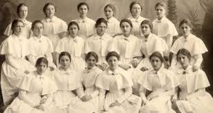 А вы слышали о том, что в Питере собираются открывать первую в России школу ТОЛЬКО для девочек? А-ля Институт благородных девиц 🚺 .
Кто не слышал, ставьте ❤

Сегодня эту новость активно обсуждают в СМИ. Кто-то считает, что это пережиток дореволюционного прошло, кто-то, что именно из-за таких школ в Европе так много лиц с нетрадиционной сексуальной ориениацией, а некоторые видят в этом даже нарушение конституционных прав ребенка! 

Усугубляет ситуацию еще и то, что идея открыть подобное заведение принадлежит Министерству Обороны (это то, которое не Министерство Образования) 🙈

И вот лично мое мнение. #ЯЩИТАЮ такие школы должны быть! Вот почему:

❎По данным ФОМ (Фонд общественного мнения) 💯% выпускников таких классов поступают в ВУЗы. Вдумайтесь в цифры!

❎ Способствует этому конечно же программа обучения, подстроенная под гендерные особенности: девочки-эмоциональны и многозадачны, а значит лучше воспринимают образы, мальчики-логичны и монозадачны, а значит лучше воспринимают цифры и факты. На уроках в раздельных классах каждый обучается так, как удобно ему, чисто психофизически.

❎ При совместном обучении женские или мужские черты невелируются. Будущий мужчина, который не силен в каком-либо предмете, при наличии девочки отличницы в классе будет ставится в ситуацию, когда он уступает своими качествами женщине. А девочка, так или иначе, учится подражать мальчикам, быть с ним всегда на равне или выше, никогда не уступать своего превосходства. 

❎ Половое созревание. Этот сложный процесс однозначно лучше протекает в гомогенном классе. Нет неудобства (и как следствие, непринятия себя) т.к. все в твоем классе того же пола 🚺

❎ При таком обучении сохраняется романтика сексуальных отношений в будущем. Мальчики и девочки перестают воспринимать друг друга как что-то само собой разумеющееся рядом, относятся друг к другу более уважительно. 

Пока в России всего около 500 школ, где существуют раздельные классы для мальчиков и девочек 👨‍🏫👩‍🏫. Учебных заведений сформированных по половому признаку-ноль 🚫 т.к. до сих пор однозначного мнения по этому поводу у учёных мужей нет. 

А как вам кажется, в каких классах учиться лучше? 🏫
